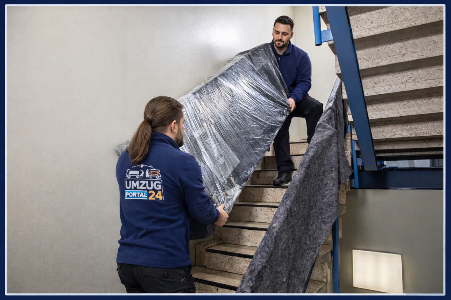 Sicherer Möbeltransport im Treppenhaus